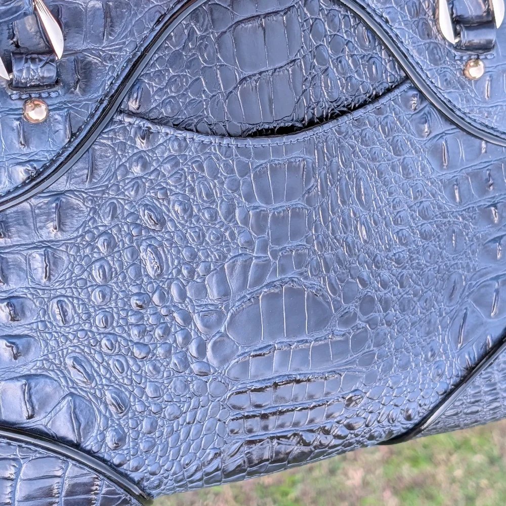 Chic Black Crocodile-Embossed Tote Bag - Picture 10 of 16